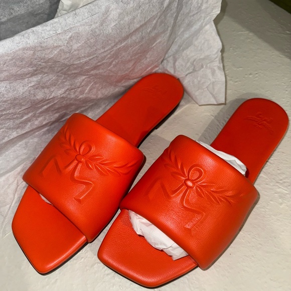 MCM LAUREL FLAT SANDALS IN LAMB LEATHER